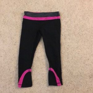 Lululemon pink and black capris size 8!